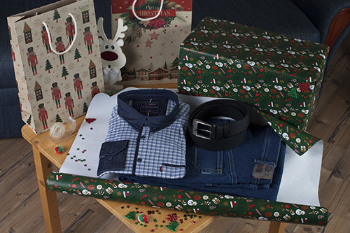 farmernadrág, kockás ing és öv karácsonyi ajándékba